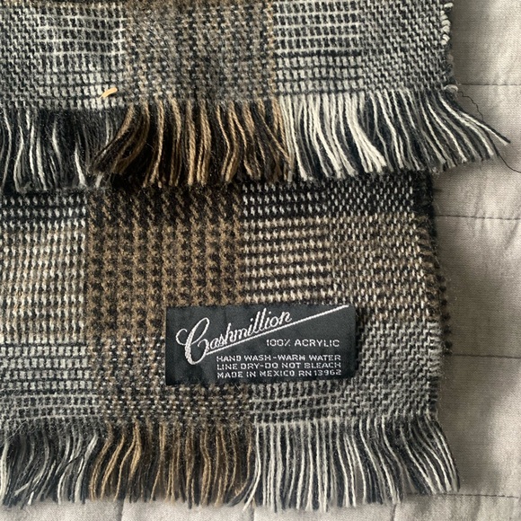 Men’s Scarf - Picture 2 of 2